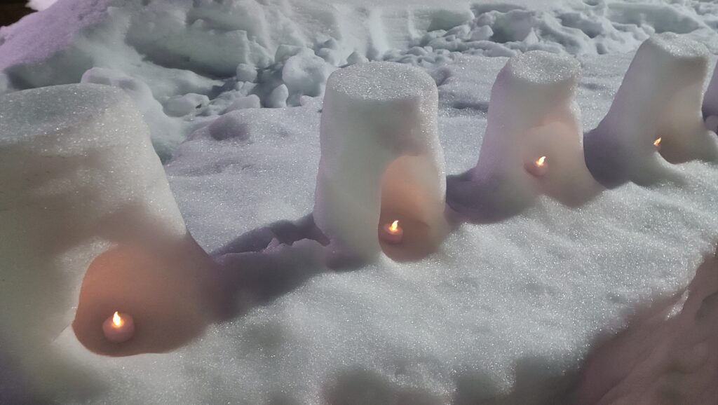 小さなかまくらと灯り