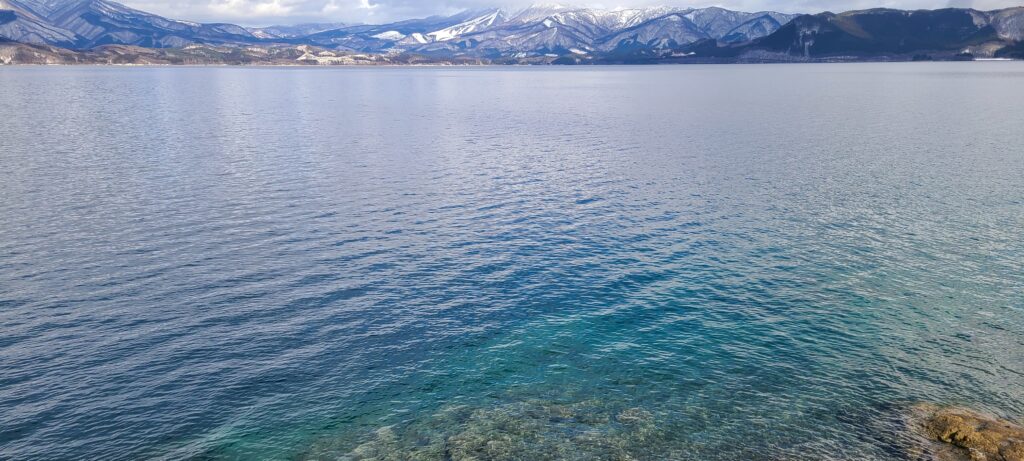 田沢湖 湖面と遠くの山々