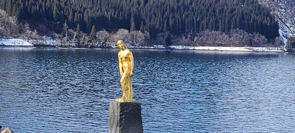 田沢湖 たつこ像 湖面