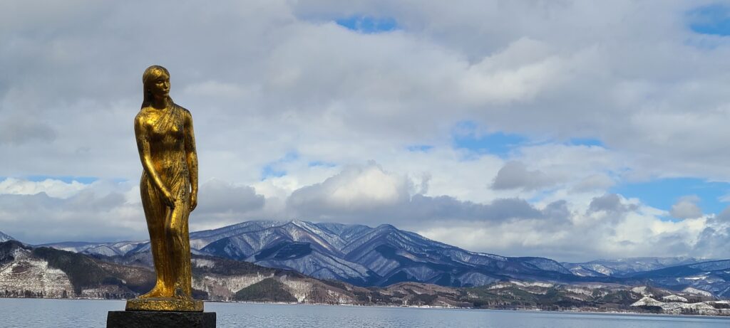 田沢湖 たつこ像 遠くの山々