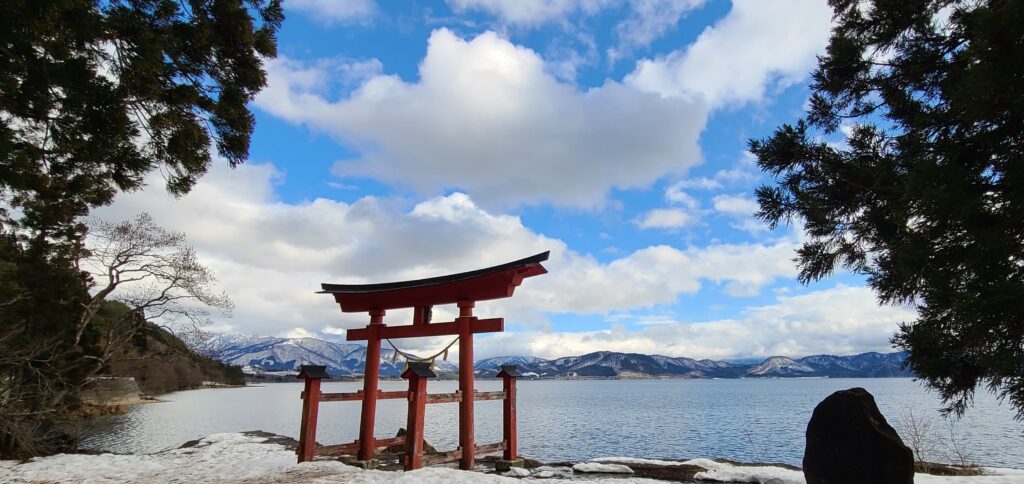 田沢湖 御座石神社 鳥居 青空