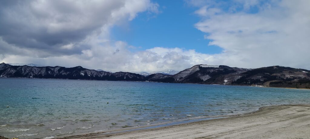 田沢湖 湖面 遠くの山々