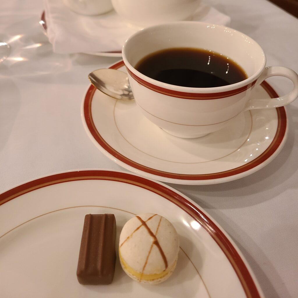 帝国ホテル　ダイニングルーム　コースディナー