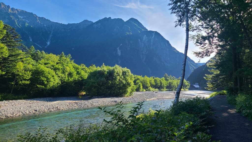 早朝の上高地　梓川沿いの歩道