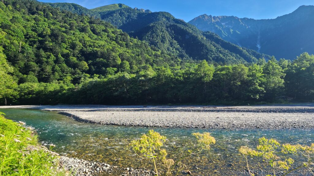早朝の上高地　梓川沿いの歩道