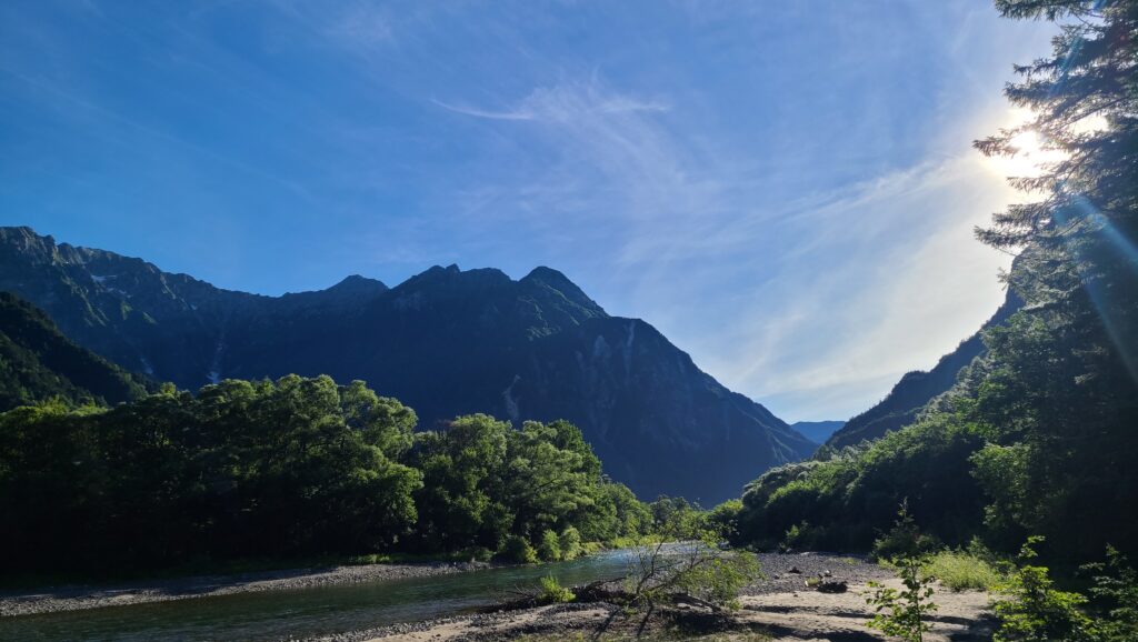 早朝の上高地　梓川沿いの道