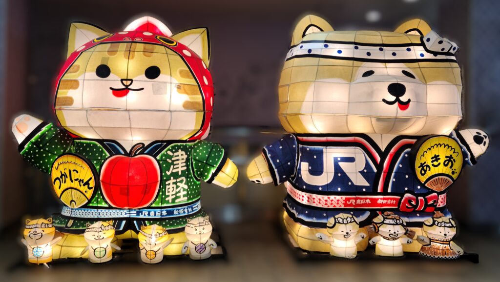 弘前駅　ねぷた　つがにゃん、あきお