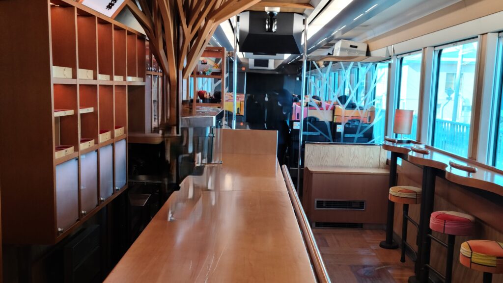 リゾートしらかみ（橅）　食堂車