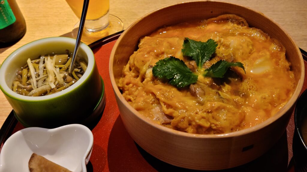 秋田　日内地鶏親子丼