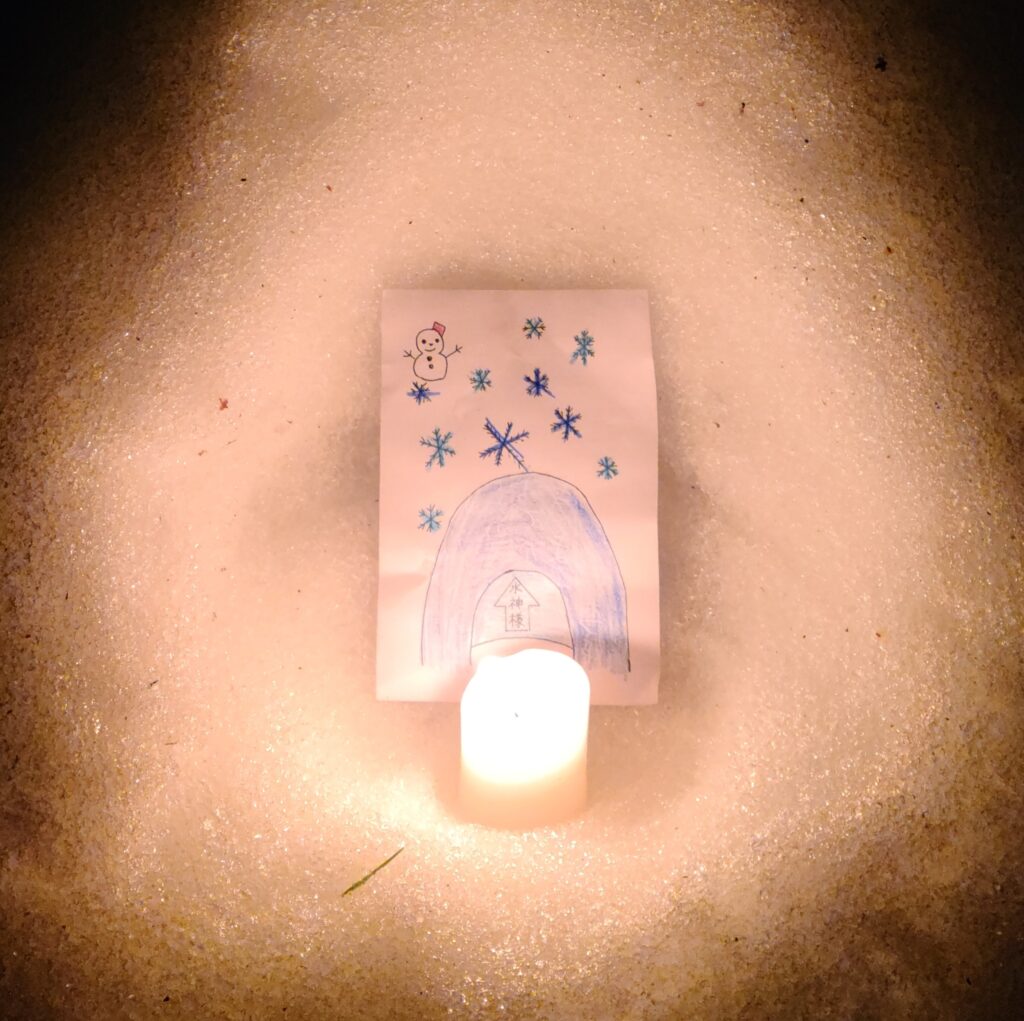 子供の絵を祀ったかまくら