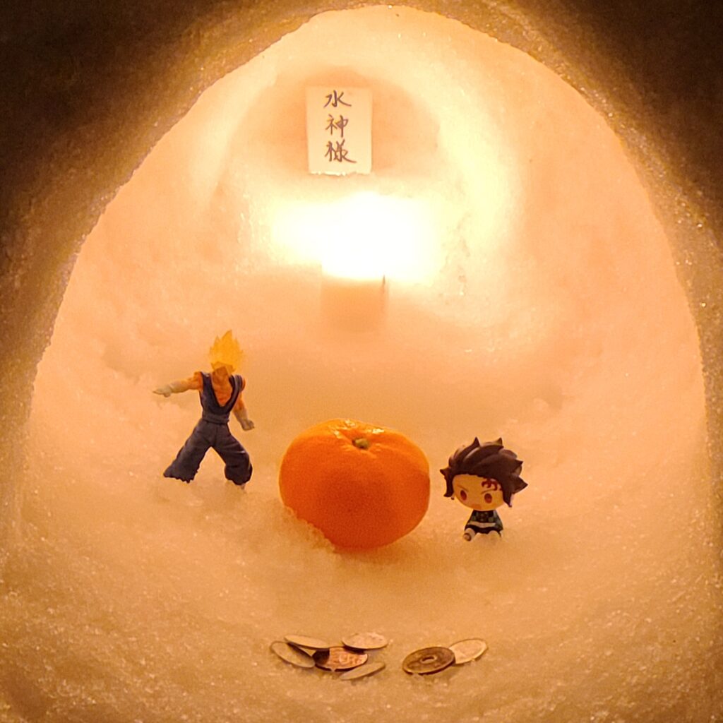 みかんとフィギアを祀ったかまくら