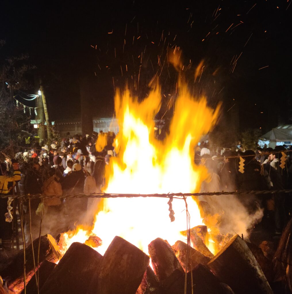 なまはげ祭り　燃え盛る柴灯火