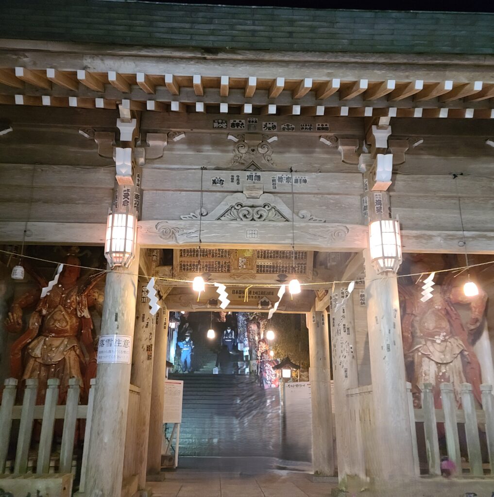 なまはげ祭り　真山神社の門