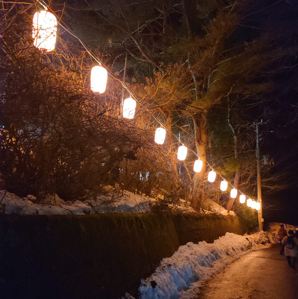 なまはげ祭り　会場まで続く提灯