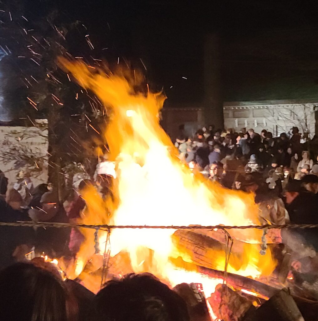 なまはげ祭り　燃え盛る柴灯火