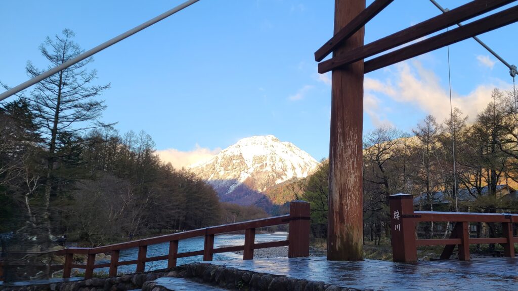 上高地　河童橋　残雪の焼岳