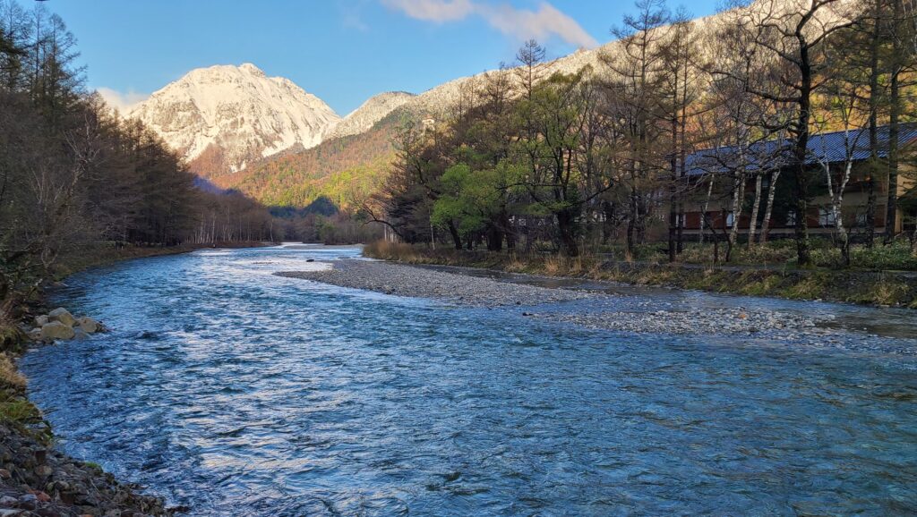 上高地　河童橋　残雪の焼岳