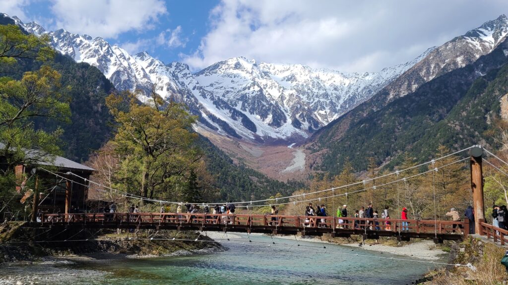 上高地　河童橋　残雪の高保連峰