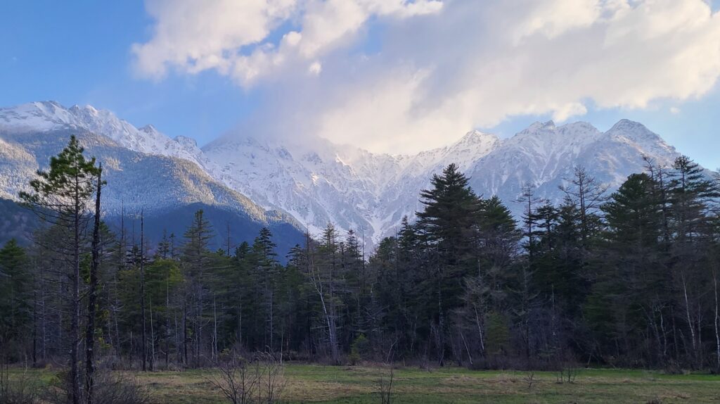 上高地　田代湿原　残雪の高保連峰